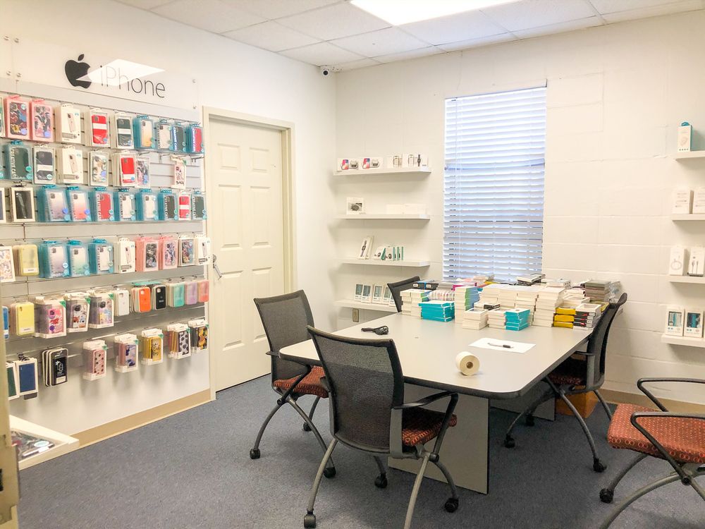 Versatile Space on Busy Coursey Blvd: 12055 Coursey Blvd, Baton Rouge, LA 70816